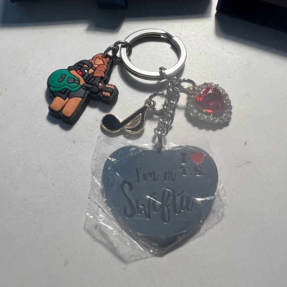 Taylor swift "I'm a Swiftie key chain" tswift Swiftie - Picture 3 of 5